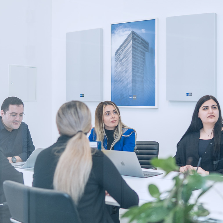 Team von Steuerberatern diskutiert Strategien in einem hellen Büro